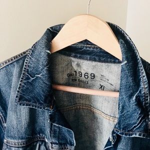 GAP men’s distressed denim jacket